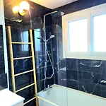 Spacieux & Parking Apartment